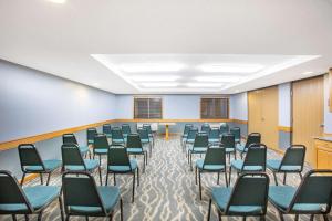 Οι επιχειρηματικές εγκαταστάσεις ή/και οι αίθουσες συνεδριάσεων στο AmericInn by Wyndham Coralville