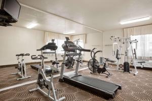 Fitness centrum a/nebo fitness zařízení v ubytování Baymont by Wyndham Clute Lake Jackson