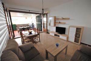 een woonkamer met een bank en een tafel bij Casa Serrans in Cala Mesquida