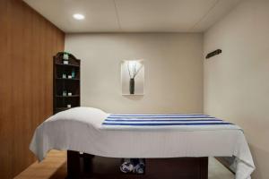 Ramada by Wyndham Karachi Creek客房内的一张或多张床位