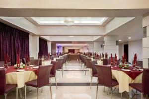 Ramada by Wyndham Karachi Creek餐厅或其他用餐的地方