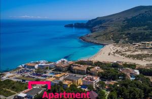 een luchtzicht op een strand naast de oceaan bij Casa Serrans in Cala Mesquida