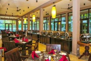 Oak Ray Wild Yala في تيساماهاراما: مطعم بطاولات وكراسي بمناديل حمراء