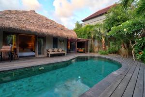 Una villa con piscina y un complejo turístico. en Villa Sham, en Seminyak