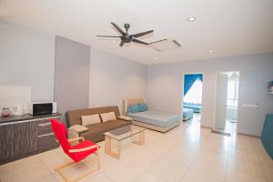 ein Wohnzimmer mit einem Sofa und einem Deckenventilator in der Unterkunft Octagon Premium Ipoh Town Center by Grab A Stay in Ipoh