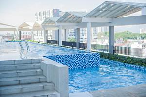 Octagon Premium Ipoh Town Center by Grab A Stay tesisinde veya buraya yakın yüzme havuzu