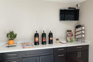 una barra de cocina con botellas de vino. en Vallejo Inn en Vallejo