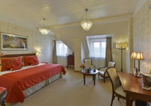 1 dormitorio con 1 cama, mesa y sillas en Hotel Skala, en Biała Podlaska