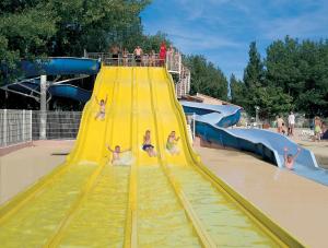 Parque acuático en el camping o alrededores