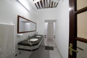 Bilik mandi di Stone Town House