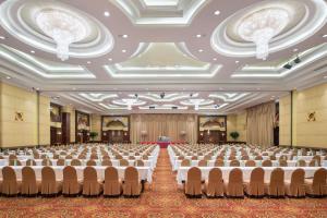 een grote feestzaal met stoelen en tafels bij Prince Palace Hotel Bangkok - SHA Extra Plus in Bangkok