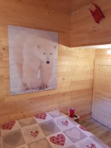 une chambre avec une photo d'un ours polaire sur le mur dans l'établissement Les Petites Marmottes, à Vaujany