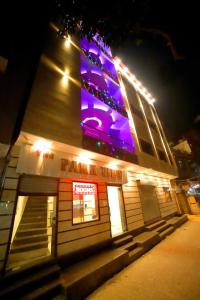 un edificio con luces púrpuras en el lateral. en The Park View Hotel en Amritsar