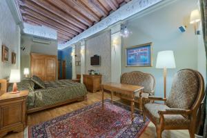 Televízia a/alebo spoločenská miestnosť v ubytovaní Hotel Wentzl