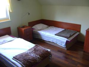 1 dormitorio con 2 camas, vestidor y 1 cama sidx sidx sidx sidx sidx sidx en Hostel Promyk, en Iwonicz-Zdrój