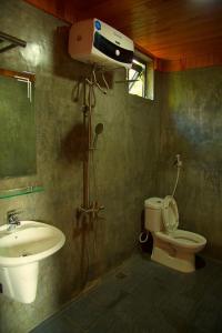 uma casa de banho com um WC e um lavatório em Charm's Homestay em Phong Nha