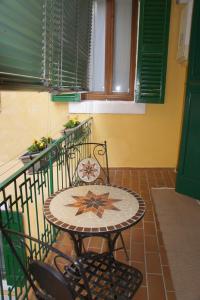 a table and chairs sitting on a balcony at Casa Marzia in Verona
