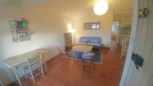 a living room with a table and chairs and a kitchen at VILLA TRUCHET, Place du Forum, calme, wifi in Arles