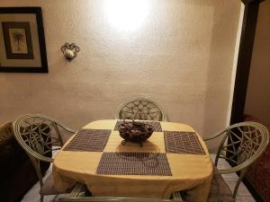 una mesa con dos sillas y un tazón en ella en OCHOA´S HOUSE en Ensenada