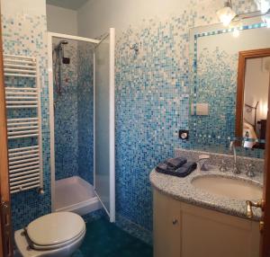 un bagno con wc, lavandino e doccia di Casa Leonardo a Quarrata