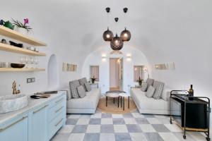 Posezení v ubytování Namaste Suites by Oias Local Cavehouses