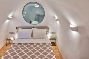 Postel nebo postele na pokoji v ubytování Namaste Suites by Oias Local Cavehouses