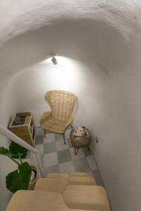 Posezení v ubytování Namaste Suites by Oias Local Cavehouses