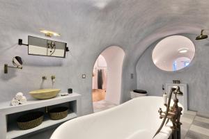 Koupelna v ubytování Namaste Suites by Oias Local Cavehouses