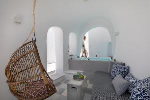 Posezení v ubytování Namaste Suites by Oias Local Cavehouses