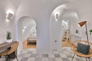 Postel nebo postele na pokoji v ubytování Namaste Suites by Oias Local Cavehouses
