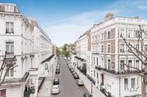 uma vista para uma rua da cidade com edifícios e carros em Trebovir Hotel em Londres