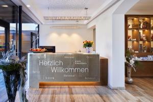 un cartello nella hall di una clinica benessere di Hotel Barbarahof Superior - Adults Only a Kaprun