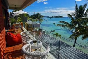 a balcony with chairs and a view of the ocean at RESIDENCE KOT NOR in Pereybere