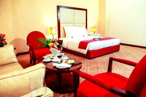 Cama ou camas em um quarto em Grand Regal Hotel