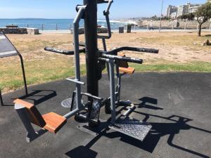 una palestra in un parco vicino alla spiaggia di Green Point Self Catering Studios a Città del Capo