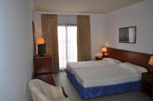 a hotel room with a bed and a television at Hostal Vila del Mar in Lloret de Mar