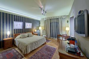 Televízia a/alebo spoločenská miestnosť v ubytovaní Hotel Wentzl + 17 fotografií