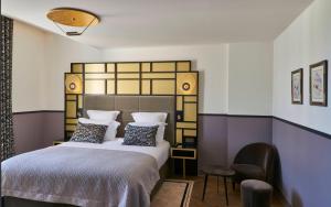 Hôtel Les Roches Blanches Cassis客房内的一张或多张床位