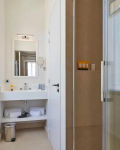 Hôtel Les Roches Blanches Cassis的一间浴室