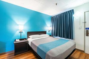 Кровать или кровати в номере Motel 6-Elmsford, NY - White Plains