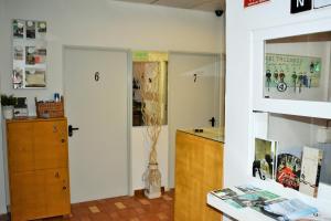a room with a kitchen with a door and a cabinet at Pension Castil in Granada