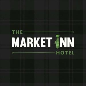 カッスル・ダグラスにあるThe Market Inn Hotelの市場nhホテルを読む看板