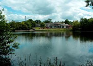 een huis aan de rand van een meer bij Inn On The Lake in Gravesend