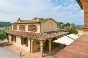 una vista aérea de una casa con techo en Le Camere del Relais La Pieve Vecchia, en Riparbella