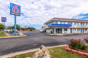 アードモアにあるMotel 6-Ardmore, OKの目の前のガソリンスタンド