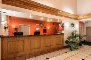 a lobby of a hotel with an orange wall at Motel 6-Oklahoma City, OK in Oklahoma City +82 photos