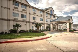 un edificio de hotel con un cenador frente a él en Motel 6-Dallas, TX - Northwest en Dallas