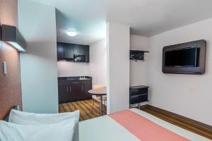 a small hotel room with a bed and a kitchen at Motel 6-Ardmore, OK in Ardmore +54 photos