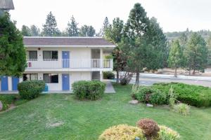 an image of a house with a yard at Motel 6 Weed - Mount Shasta in Weed
