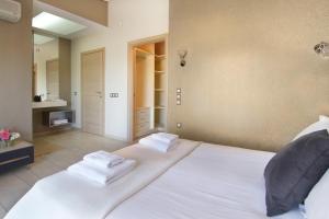 Postel nebo postele na pokoji v ubytování Adam & Eve Villas